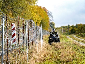 funkcjonariusz Straży Granicznej podczas sprawdzania pasa drogi granicznej funkcjonariusz Straży Granicznej podczas sprawdzania pasa drogi granicznej