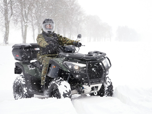 funkcjonariusz Straży Granicznej na quadzie funkcjonariusz Straży Granicznej na quadzie