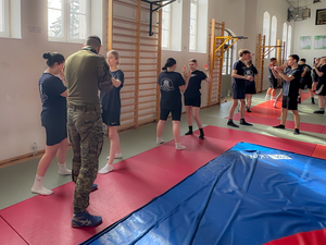 uczniowie z Liceum Ogólnokształcącego o profilu mundurowym ćwiczyła techniki interwencji z funkcjonariuszami Straży Granicznej uczniowie z Liceum Ogólnokształcącego o profilu mundurowym ćwiczyła techniki interwencji z funkcjonariuszami Straży Granicznej