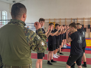 uczniowie z Liceum Ogólnokształcącego o profilu mundurowym ćwiczyła techniki interwencji z funkcjonariuszami Straży Granicznej uczniowie z Liceum Ogólnokształcącego o profilu mundurowym ćwiczyła techniki interwencji z funkcjonariuszami Straży Granicznej