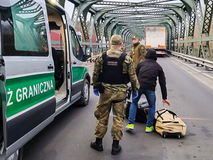 funkcjonariusze Straży Granicznej doprowadzają obywatela Ukrainy na przejście graniczne funkcjonariusze Straży Granicznej doprowadzają obywatela Ukrainy na przejście graniczne