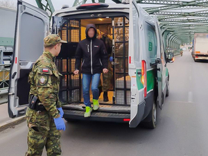 funkcjonariusze Straży Granicznej doprowadzają obywatela Ukrainy na przejście graniczne funkcjonariusze Straży Granicznej doprowadzają obywatela Ukrainy na przejście graniczne