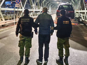 funkcjonariusze Straży Granicznej doprowadzają obywatela Ukrainy na przejście graniczne funkcjonariusze Straży Granicznej doprowadzają obywatela Ukrainy na przejście graniczne