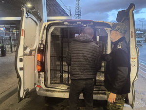 funkcjonariusze Straży Granicznej doprowadzają obywatela Ukrainy na przejście graniczne funkcjonariusze Straży Granicznej doprowadzają obywatela Ukrainy na przejście graniczne