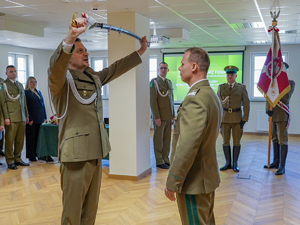 pożegnanie oficera Straży Granicznej z mundurem pożegnanie oficera Straży Granicznej z mundurem