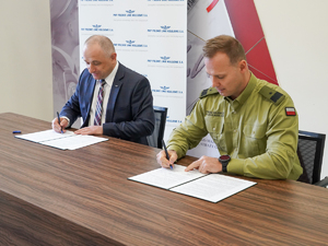 Komendant Warmińsko-Mazurskiego Oddziału Straży Granicznej gen. bryg. SG Daniel Wojtaszkiewicz i Dyrektor Zakładu Linii Kolejowych w Olsztynie Pan Krzysztof Wałdowski podpisują porozumienie Komendant Warmińsko-Mazurskiego Oddziału Straży Granicznej gen. bryg. SG Daniel Wojtaszkiewicz i Dyrektor Zakładu Linii Kolejowych w Olsztynie Pan Krzysztof Wałdowski podpisują porozumienie
