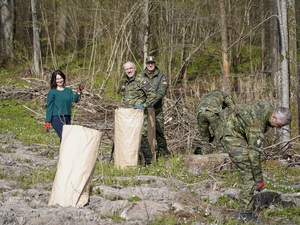 funkcjonariusze i pracownicy Warmińsko-Mazurskiego Oddziału Straży Granicznej sadzą dęby funkcjonariusze i pracownicy Warmińsko-Mazurskiego Oddziału Straży Granicznej sadzą dęby