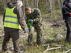 Komendant Warmińsko-Mazurskiego Oddziału Straży Granicznej gen. bryg. SG Daniel Wojtaszkiewicz i Nadleśniczy Nadleśnictwa Srokowo Pan Zenon Piotrowicz sadzą dęby Komendant Warmińsko-Mazurskiego Oddziału Straży Granicznej gen. bryg. SG Daniel Wojtaszkiewicz i Nadleśniczy Nadleśnictwa Srokowo Pan Zenon Piotrowicz sadzą dęby