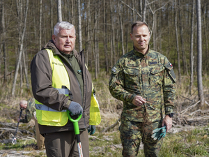 Komendant Warmińsko-Mazurskiego Oddziału Straży Granicznej gen. bryg. SG Daniel Wojtaszkiewicz i Nadleśniczy Nadleśnictwa Srokowo Pan Zenon Piotrowicz sadzą dęby Komendant Warmińsko-Mazurskiego Oddziału Straży Granicznej gen. bryg. SG Daniel Wojtaszkiewicz i Nadleśniczy Nadleśnictwa Srokowo Pan Zenon Piotrowicz sadzą dęby