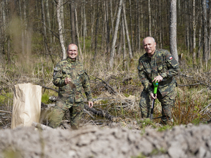 funkcjonariusze z Warmińsko-Mazurskiego Oddziału Straży Granicznej podczas sadzenia lasu funkcjonariusze z Warmińsko-Mazurskiego Oddziału Straży Granicznej podczas sadzenia lasu