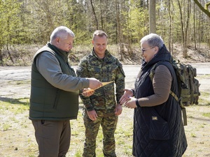 Komendant Warmińsko-Mazurskiego Oddziału Straży Granicznej gen. bryg. SG Daniel Wojtaszkiewicz i Nadleśniczy Nadleśnictwa Srokowo Pan Zenon Piotrowicz wręczają certyfikat Pani Dyrektor Beacie Żmijewskiej Komendant Warmińsko-Mazurskiego Oddziału Straży Granicznej gen. bryg. SG Daniel Wojtaszkiewicz i Nadleśniczy Nadleśnictwa Srokowo Pan Zenon Piotrowicz wręczają certyfikat Pani Dyrektor Beacie Żmijewskiej