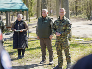 Komendant Warmińsko-Mazurskiego Oddziału Straży Granicznej gen. bryg. SG Daniel Wojtaszkiewicz i Nadleśniczy Nadleśnictwa Srokowo Pan Zenon Piotrowicz wręczają młodzieży certyfikaty Komendant Warmińsko-Mazurskiego Oddziału Straży Granicznej gen. bryg. SG Daniel Wojtaszkiewicz i Nadleśniczy Nadleśnictwa Srokowo Pan Zenon Piotrowicz wręczają młodzieży certyfikaty
