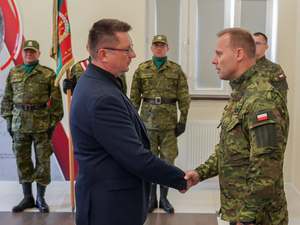 Komendant Warmińsko-Mazurskiego Oddziału Straży Granicznej gen.bryg. SG Daniel Wojtaszkiewicz gratuluje jubileuszu z okazji 30-lecia pracy zawodowej Komendant Warmińsko-Mazurskiego Oddziału Straży Granicznej gen.bryg. SG Daniel Wojtaszkiewicz gratuluje jubileuszu z okazji 30-lecia pracy zawodowej
