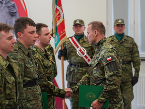 Komendant Warmińsko-Mazurskiego Oddziału Straży Granicznej gen.bryg. SG Daniel Wojtaszkiewicz wręcza akty mianowania Komendant Warmińsko-Mazurskiego Oddziału Straży Granicznej gen.bryg. SG Daniel Wojtaszkiewicz wręcza akty mianowania