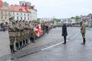 Prezydent RP i Komendant Główny SG witają się ze sztandarem Prezydent RP i Komendant Główny SG witają się ze sztandarem