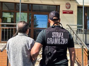 funkcjonariusze Straży Granicznej doprowadzają do Prokuratury Rejonowej w Ełku obywatela Ukrainy funkcjonariusze Straży Granicznej doprowadzają do Prokuratury Rejonowej w Ełku obywatela Ukrainy