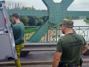 mężczyzna przekazywany stronie ukraińskiej mężczyzna przekazywany stronie ukraińskiej