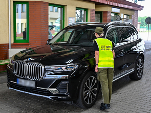 zabezpieczone BMW przez funkcjonariuszy z Placówki Straży Granicznej w Grzechotkach zabezpieczone BMW przez funkcjonariuszy z Placówki Straży Granicznej w Grzechotkach