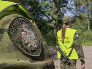 funkcjonariusze z Placówki Straży Granicznej w Barcianach podczas kontroli ruchu drogowego funkcjonariusze z Placówki Straży Granicznej w Barcianach podczas kontroli ruchu drogowego