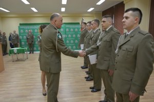 Komendant W- MOSG wręcza akty mianowania 