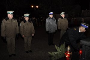 Złożenie kwiatów pod Pomnikiem w Hołdzie Poleglym Pomordowanym i Zamęczonym Polakom Obrońcom Ojczyzny 1939-1956 