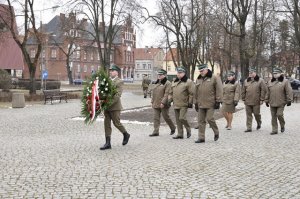 Delegacja oficerów SG na czele z Komendantem Głównym składa wieniec pod kętrzyńskim pomnikiem 
