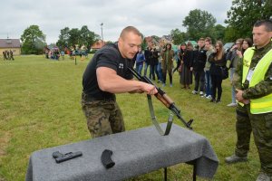 Konkurencja rozkładania i składania broni 