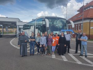 Pamiątkowe zdjęcie z grupą pielgrzymów 