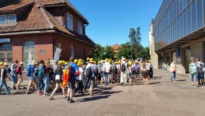 Pielgrzymi zwiedzający Braniewo 