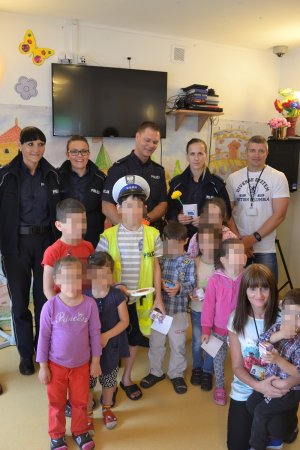 Pamiątkowe zdjęcie z funkcjonariuszami Policji 