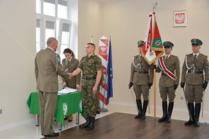 Komendant W-MOSG gratuluje ślubującym wstąpienia w szeregi SG 