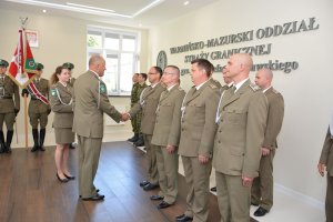 Komendant W-MOSG wręcza akty mianowania 