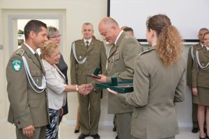 Komendat W-MOSG wręcza pamiątkowe emblematy 