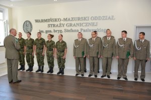 Komenadant gratuluje ślubującym i mianowanym 
