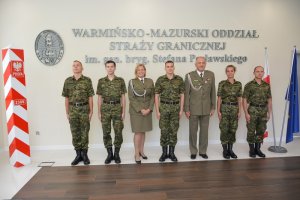 Pamiątkowe zdjęcie ze ślubującymi funkcjonariuszami 