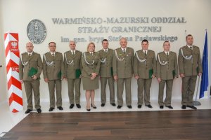 Pamiątkowe zdjęcie z mianowanymi funkcjonariuszami w korpusie chorążych 
