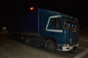 Samochód Scania, w którym znajdowały się silniki spalinowe