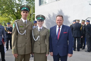 Pamiątkowe zdjęcie z Wiceministrem SWiA